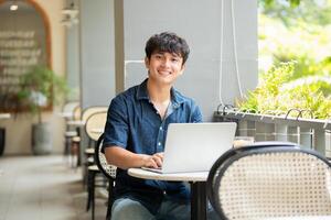 Foto von jung asiatisch Mann beim Kaffee Geschäft