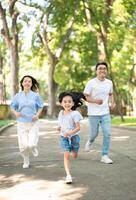 Foto von jung asiatisch Familie beim Park