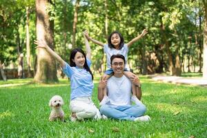 Foto von jung asiatisch Familie beim Park