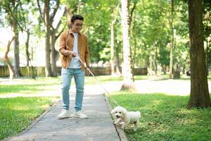 Foto von jung asiatisch Mann mit seine Hund