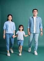 Foto von jung asiatisch Familie auf Hintergrund