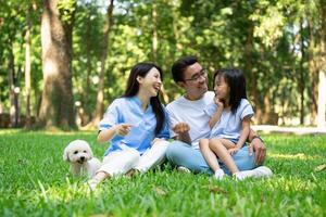 Foto von jung asiatisch Familie beim Park