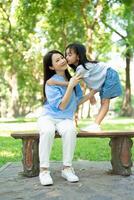 Foto von asiatisch Mutter und Tochter beim Park