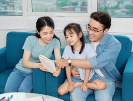 Foto von jung asiatisch Familie studieren zusammen beim Zuhause