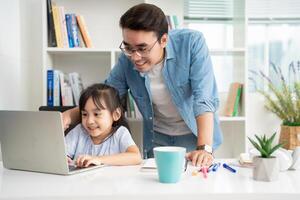 Foto von asiatisch Vater und Tochter studieren beim Zuhause