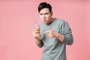 Foto von jung asiatisch Mann Trinken Alkohol auf Hintergrund