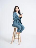 Bild von jung asiatisch Geschäft Frau auf Hintergrund foto