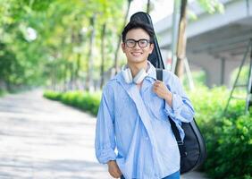 Porträt von jung asiatisch Mann draußen foto