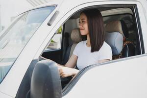 Foto von jung asiatisch Frau mit ihr LKW