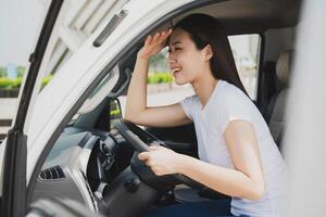 Foto von jung asiatisch Frau mit ihr LKW