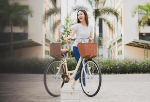 Foto von jung asiatisch Frau mit Fahrrad