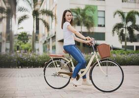 Foto von jung asiatisch Frau mit Fahrrad