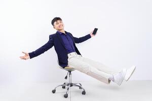 Foto von jung asiatisch Geschäftsmann auf Weiß Hintergrund