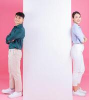 Foto von jung asiatisch Paar auf Hintergrund