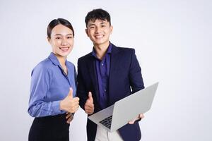 Foto von zwei jung asiatisch Geschäft Menschen auf Weiß Hintergrund