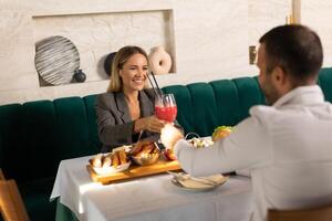 jung Paar haben Mittagessen und Trinken frisch gedrückt Saft im das Restaurant foto