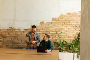 Zusammenarbeit im Bewegung, Profis Arbeiten zusammen im ein modern gemauert Büro foto