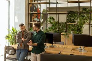 Kollaborativ Diskussion im ein modern Büro mit ausgesetzt Backstein Wände foto