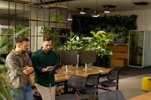 Kollaborativ Diskussion im ein modern Büro mit ausgesetzt Backstein Wände foto