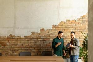 Kollaborativ Diskussion im ein modern Büro mit ausgesetzt Backstein Wände foto