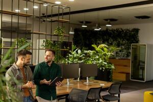 Kollaborativ Diskussion im ein modern Büro mit ausgesetzt Backstein Wände foto