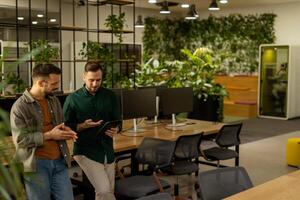 Kollaborativ Diskussion im ein modern Büro mit ausgesetzt Backstein Wände foto