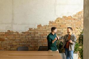 Kollaborativ Diskussion im ein modern Büro mit ausgesetzt Backstein Wände foto