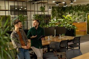 Kollaborativ Diskussion im ein modern Büro mit ausgesetzt Backstein Wände foto