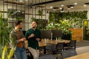 Kollaborativ Diskussion im ein modern Büro mit ausgesetzt Backstein Wände foto