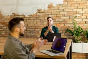 Zusammenarbeit im Bewegung, Profis Arbeiten zusammen im ein modern gemauert Büro foto