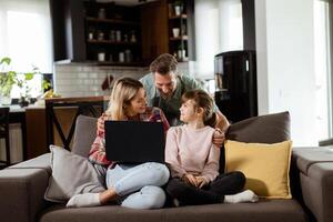Familie Verbindung Zeit mit Laptop im gemütlich Zuhause Rahmen foto