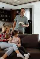 Familie Film Nacht, vertieft im spannend Szenen beim Zuhause foto