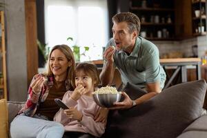 Familie Film Nacht, vertieft im spannend Szenen beim Zuhause foto