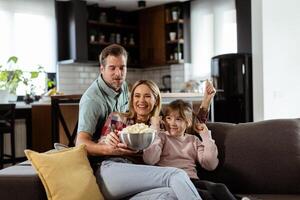 Familie Film Nacht, vertieft im spannend Szenen beim Zuhause foto