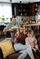 Familie Film Nacht, vertieft im spannend Szenen beim Zuhause foto