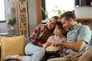 Familie Film Nacht, vertieft im spannend Szenen beim Zuhause foto