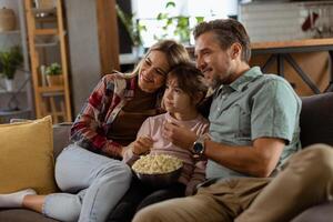 Familie Film Nacht, vertieft im spannend Szenen beim Zuhause foto