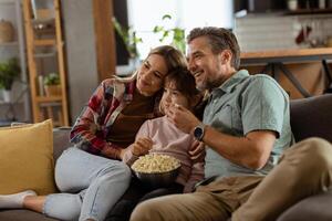 Familie Film Nacht, vertieft im spannend Szenen beim Zuhause foto