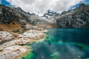 neu churup Gipfel und Lagune, Huascaran National Park im das Anden, Süd Amerika. foto