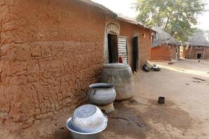 Dorf im das Norden von Benin mit das Name Kale. das Stammes- Menschen haben ihr besitzen Sprache und Leben von Landwirtschaft. viele Häuser sind Schlamm Häuser. foto