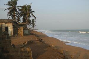 Fischer Dorf beim das Strand von großartig Papa, Benin foto