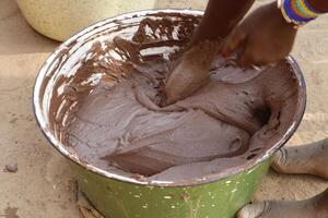 Shea Butter bekommt gekocht im Dorf foto