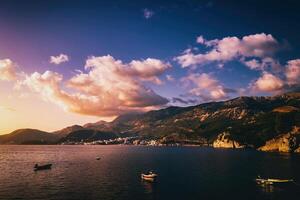 Sonnenuntergang auf das adriatic Küste in der Nähe von das Stadt von budva, Montenegro. Ästhetik von Jahrgang Film. foto