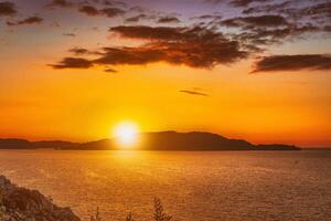 Sonnenuntergang auf das adriatic Küste in der Nähe von das Stadt von budva, Montenegro. Ästhetik von Jahrgang Film. foto