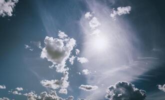 Weiß Kumulus Wolken im das Blau Himmel. Ästhetik von Jahrgang Film. foto