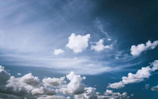 Weiß Kumulus Wolken im das Blau Himmel. Ästhetik von Jahrgang Film. foto