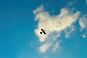 ein Fernbedienung Steuerung Flugmodellbau Flugzeug auf ein wolkig Blau Himmel Hintergrund. perfekt zum Hintergrund, Textur, und Luftfahrt Inhalt foto