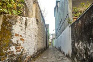 ein eng Gasse im ein dicht besiedelt Siedlung im das Stadt von Tulungage foto