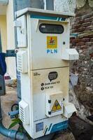 ein Elektrizität Meter Zugehörigkeit zu pln Zustand elektrisch Unternehmen, Indonesien, 5 Februar 2024 foto