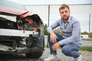 Auto Unfall. Mann nach Auto Unfall. Mann bedauert Beschädigung verursacht während Auto Wrack foto